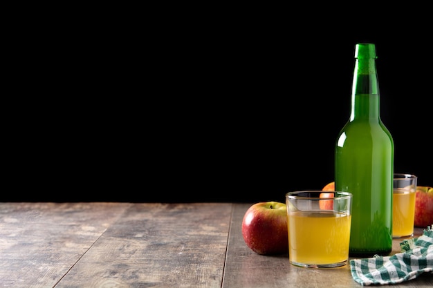 Photo gratuite boisson de cidre de pomme sur table en bois rustique