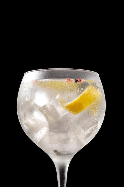 Boisson cocktail gin tonic dans un verre sur fond noir