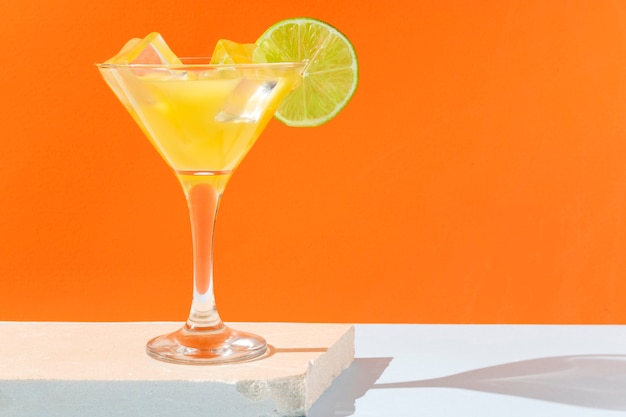 Boisson daiquiri savoureuse avec tranche de citron vert et glace