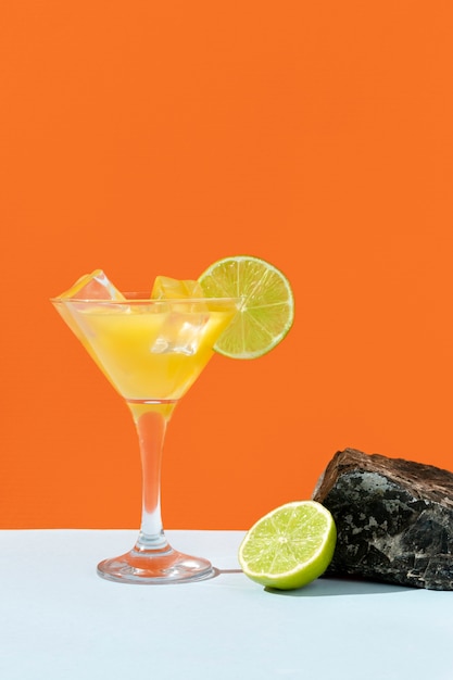 Boisson daiquiri savoureuse avec une tranche de citron vert