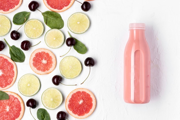 Photo gratuite boisson détox à plat aux agrumes