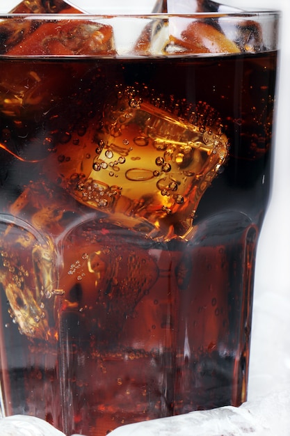 Photo gratuite boisson fraîche au cola en verre
