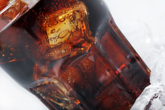 Boisson fraîche au cola en verre