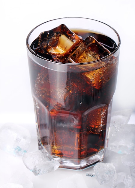 Boisson fraîche au cola en verre