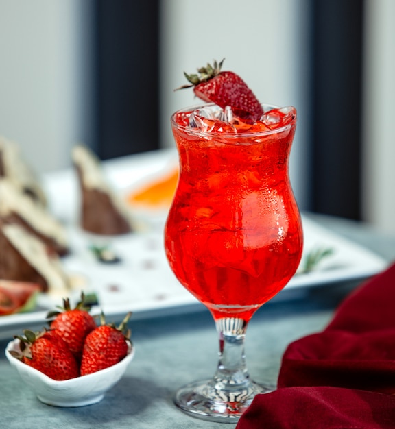 Boisson glacée à la fraise avec une tranche de fraise