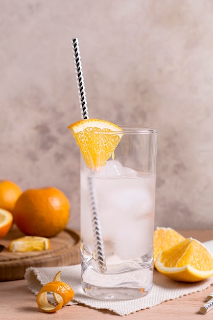 Photo gratuite boisson glacée en gros plan avec de la paille et de la glace