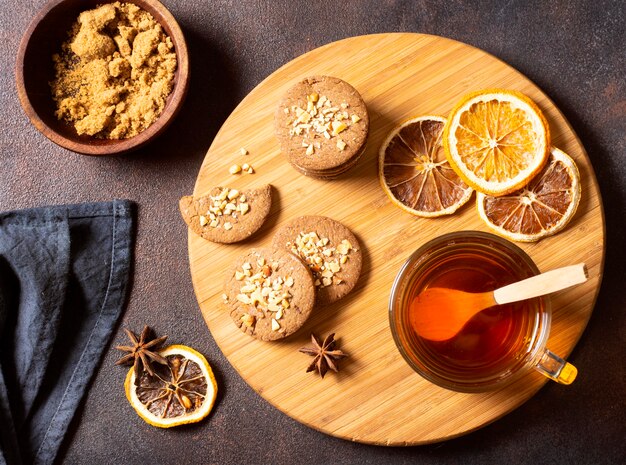 Boisson d'hiver au thé avec biscuits et citron