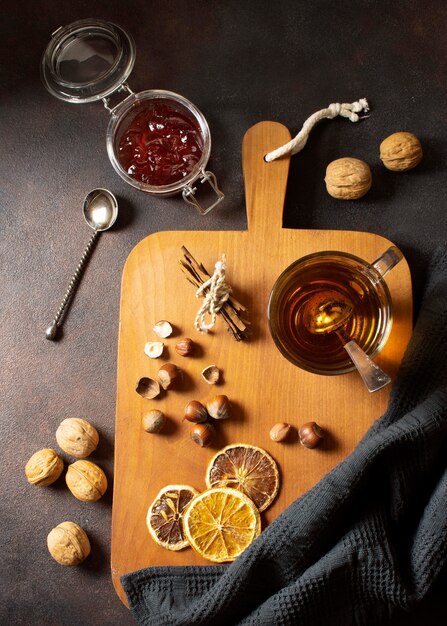 Boisson d'hiver de thé sur planche de bois