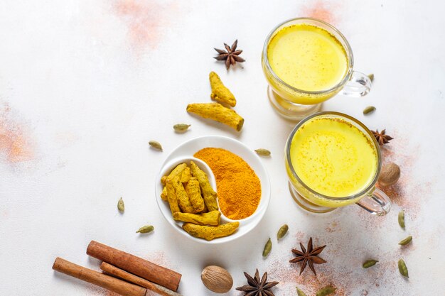 Boisson indienne traditionnelle au curcuma au lait doré.