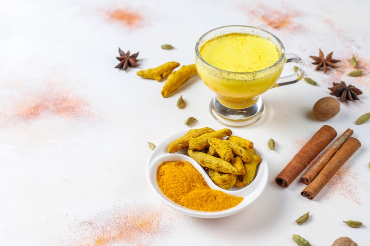 Photo gratuit boisson indienne traditionnelle au curcuma au lait doré.