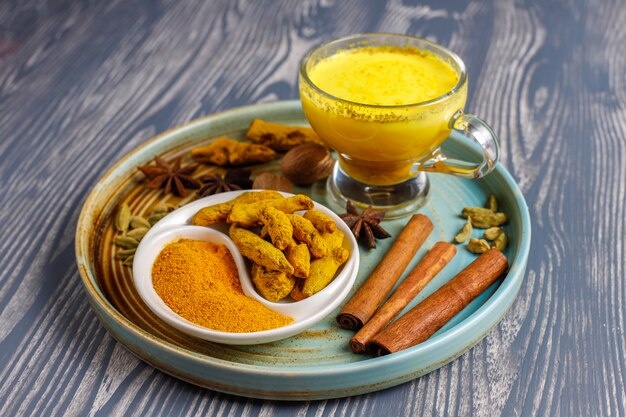 Boisson indienne traditionnelle au curcuma au lait doré.