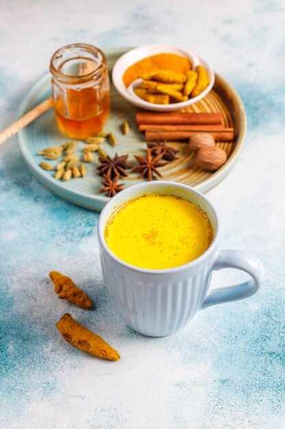 Boisson indienne traditionnelle au curcuma au lait doré.