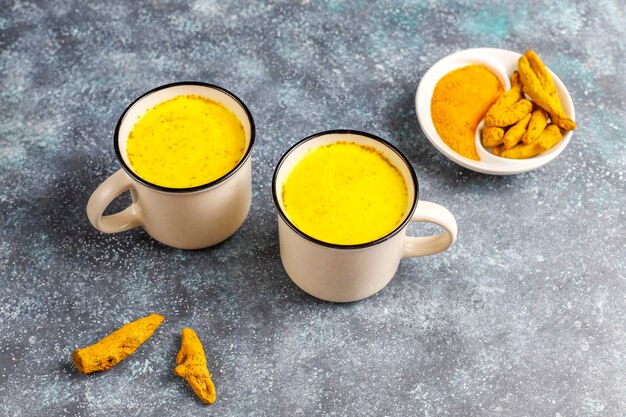 Boisson indienne traditionnelle au curcuma au lait doré.