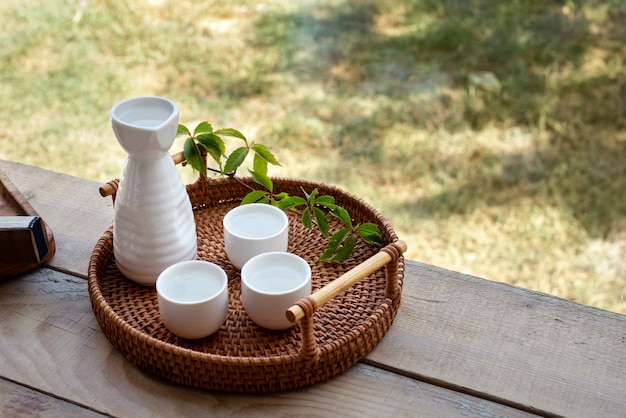 Photo gratuite boisson japonaise au saké à angle élevé