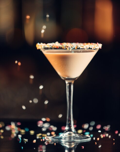 boisson martini au chocolat dans un verre à martini décoré de paillettes