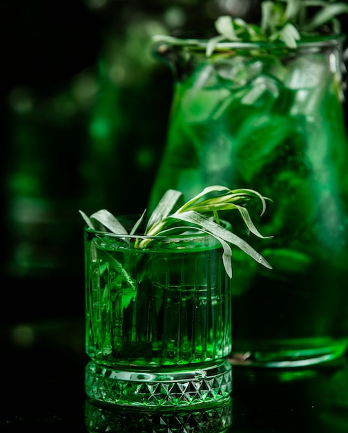 boisson à la menthe sur la table