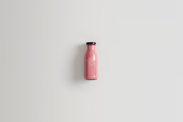 Boisson nutritive crémeuse et savoureuse mélangée à partir de fruits. Smoothie sain sans sucre à base de fraise et de framboise pour votre repas du matin ou votre collation l'après-midi pour augmenter l'apport en nutriments ou perdre du poids