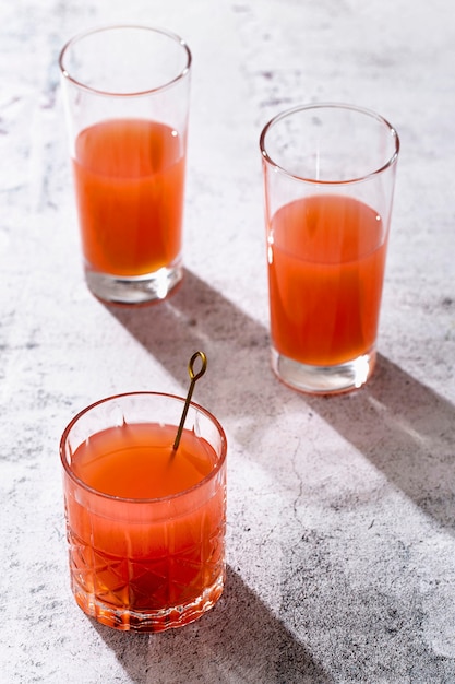 Photo gratuite boisson orange à angle élevé dans des verres transparents