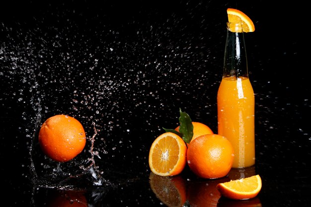 Boisson à l'orange fraîche avec des éclaboussures d'eau