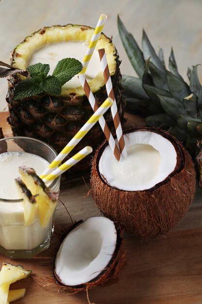 Boisson rafraîchissante, cocktail de noix de coco avec de la paille