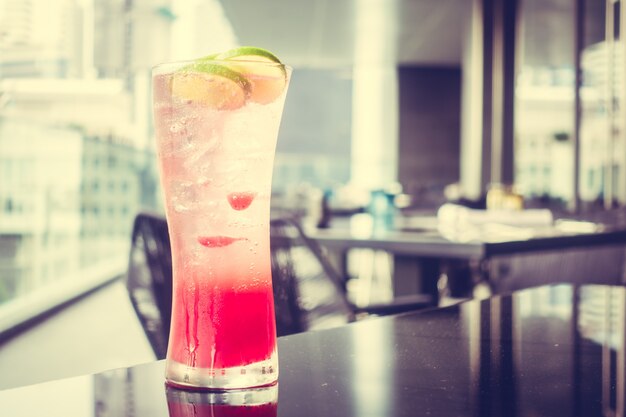 boisson rouge avec de la glace