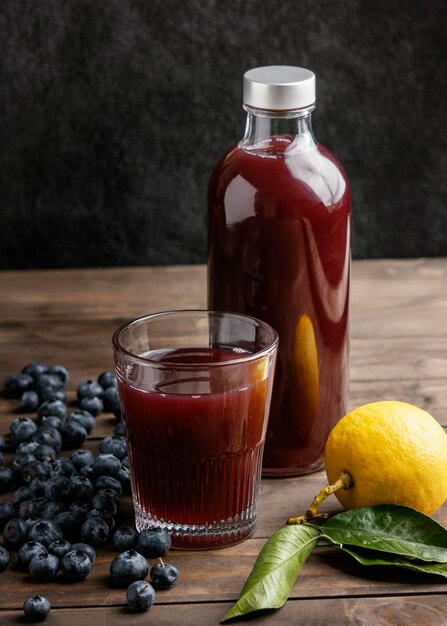 Boisson rouge saine dans un arrangement de bouteille en verre