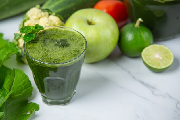 Boisson saine, smoothie aux légumes