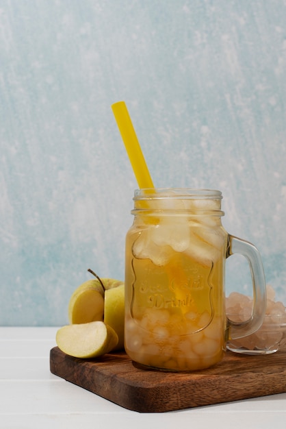 Photo gratuite boisson savoureuse au thé à bulles et pomme