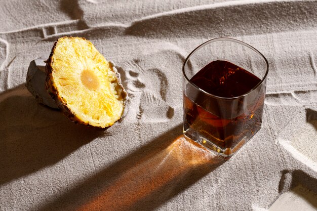 Boisson de sotol avec de l'ananas et de la nature morte