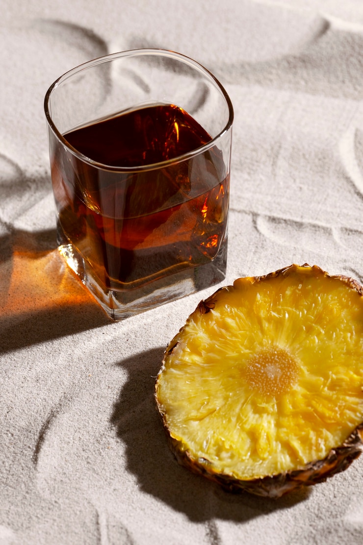 Photo gratuit boisson de sotol avec de l'ananas et de la nature morte