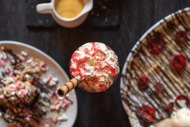 Photo gratuite boisson sucrée avec crème fouettée sur le dessus et crêpes