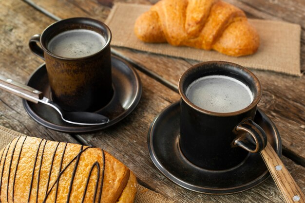 Boissons chaudes avec croissant