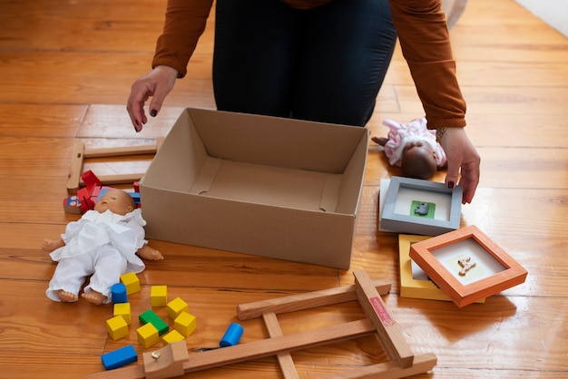 Photo gratuite boîte à angle élevé avec des marchandises au sol