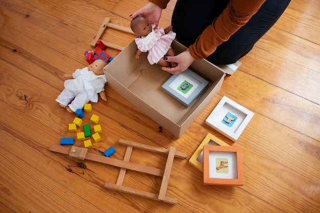 Boîte à angle élevé avec des marchandises au sol