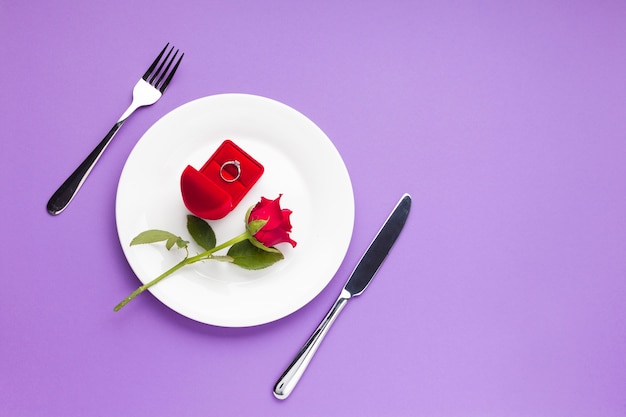 Photo gratuite boîte à bague plate sur une assiette avec un espace de copie