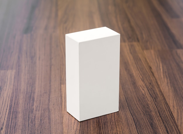 Boîte blanche sur la table en bois