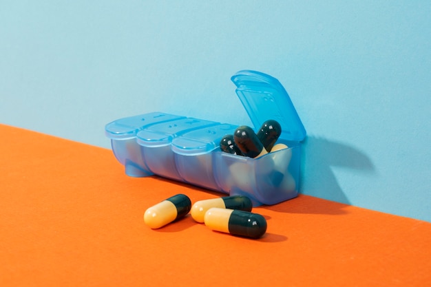 Photo gratuite boîte bleue avec arrangement de pilules
