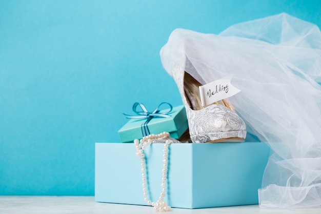 Boîte bleue avec chaussures de mariée en composition