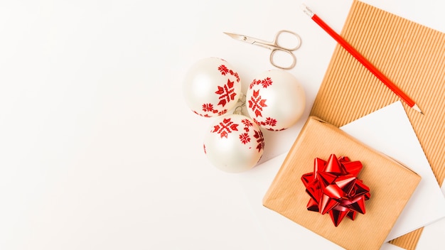 Boîte de cadeau de Noël et boules de Noël blanches