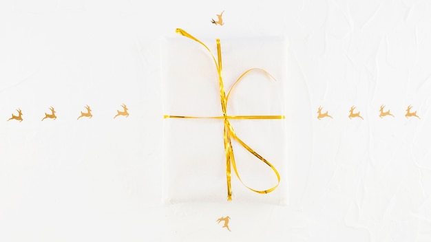 Boîte cadeau en papier blanc près de cerf d&#39;ornement