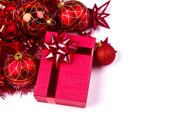 boîte cadeau rouge avec décorations de Noël
