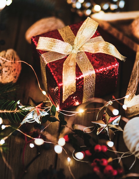 Boîte cadeau rouge sous un arbre de Noël