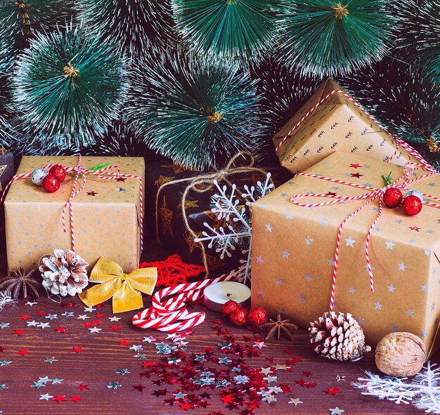 Boîte de cadeau de vacances de Noël sur la table de fête décorée avec des branches de sapin de cônes de pin