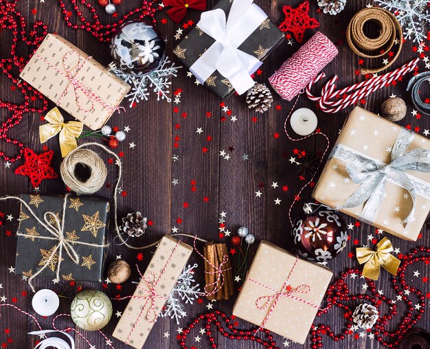 Boîte de cadeau de vacances de Noël sur la table de fête décorée avec des pommes de pin candy cane candle ball