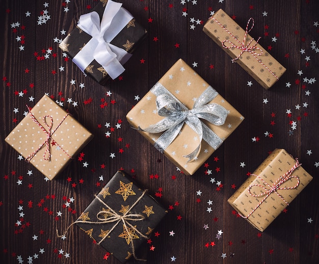 Boîte de cadeau de vacances de Noël sur la table de fête décorée