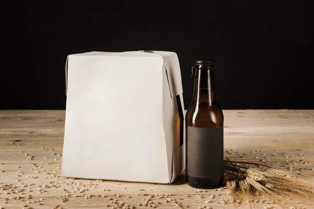 Boîte de carton de bouteille de bière sur fond en bois