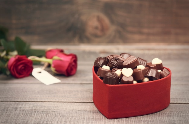 Photo gratuite boîte de chocolat au premier plan