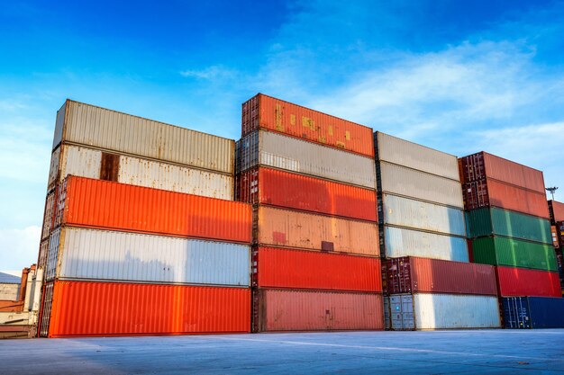 Boîte de conteneurs industriels pour les activités logistiques d'import-export.