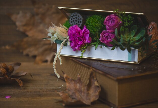 Une boîte de fleurs surprise sur une table