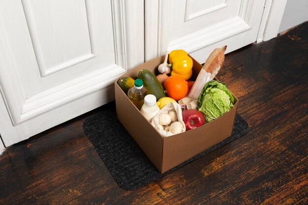 Boîte à grand angle avec des légumes sur tapis